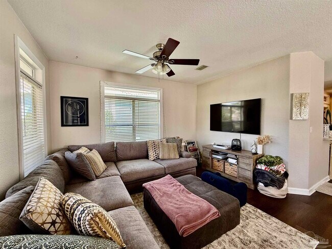 Building Photo - 1313 E Strong St