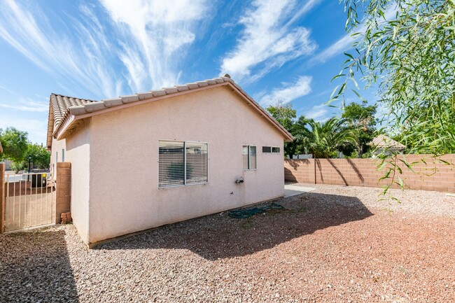 Building Photo - Gorgeous one story 3 bedroom 2 Bathroom Ho...