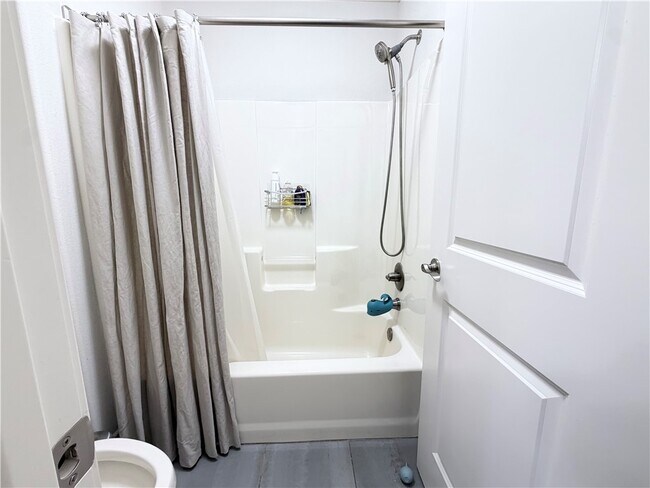 Building Photo - 609 SE Hendrix St