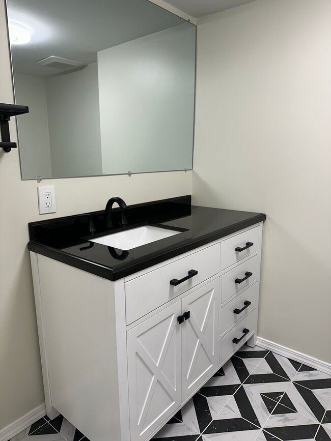 Building Photo - Available Now! 4 bed, 2 bath house in Shoreline!