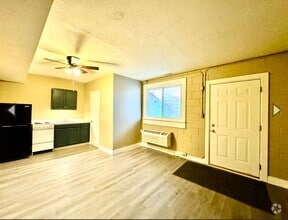 Building Photo - Studio Apt All Utilities Included!