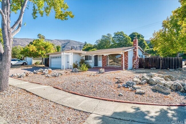 Building Photo - 5 Bedroom 3-bathroom Large single level home!