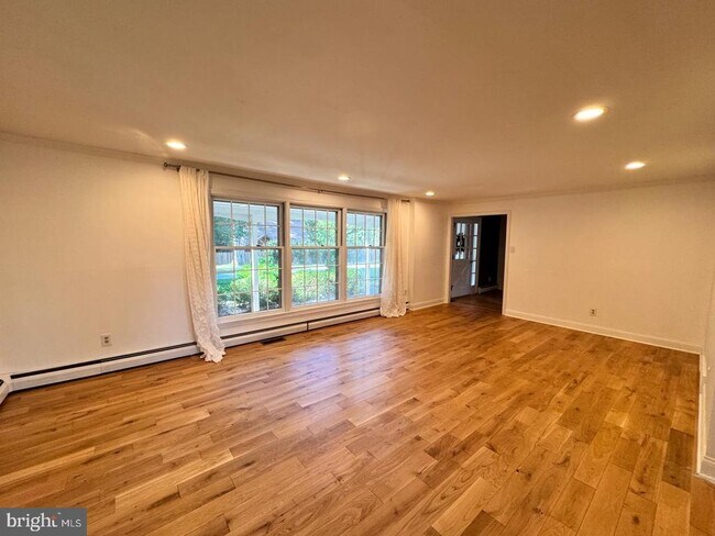 Building Photo - 765 Farnum Rd