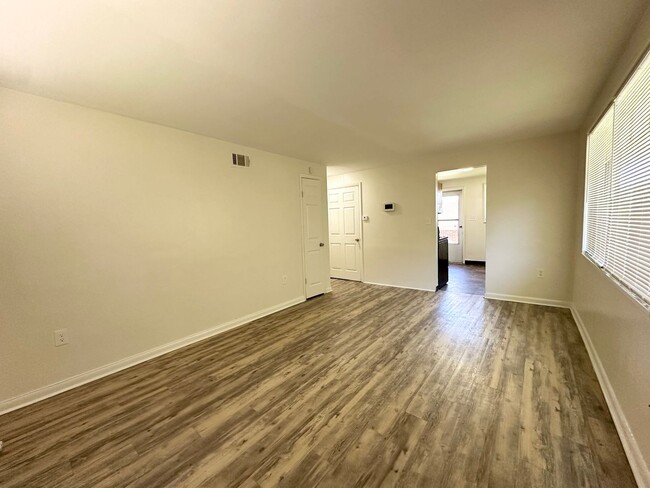 Building Photo - 3 bed 1 bath duplex near RiNo and City Par...
