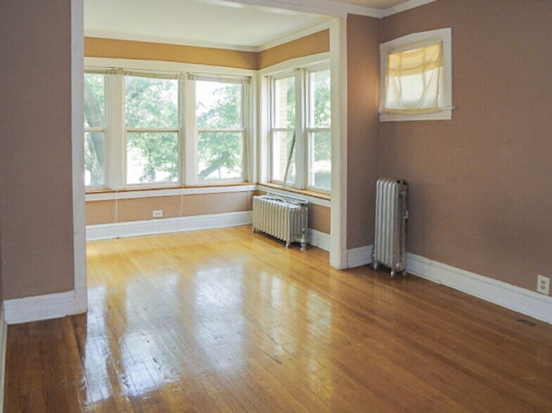 Building Photo - 5045 N Damen Ave