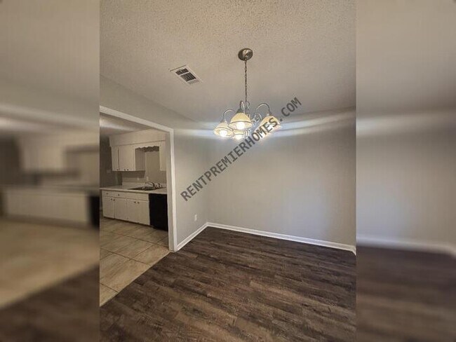 Building Photo - 2221 Dorchester Dr