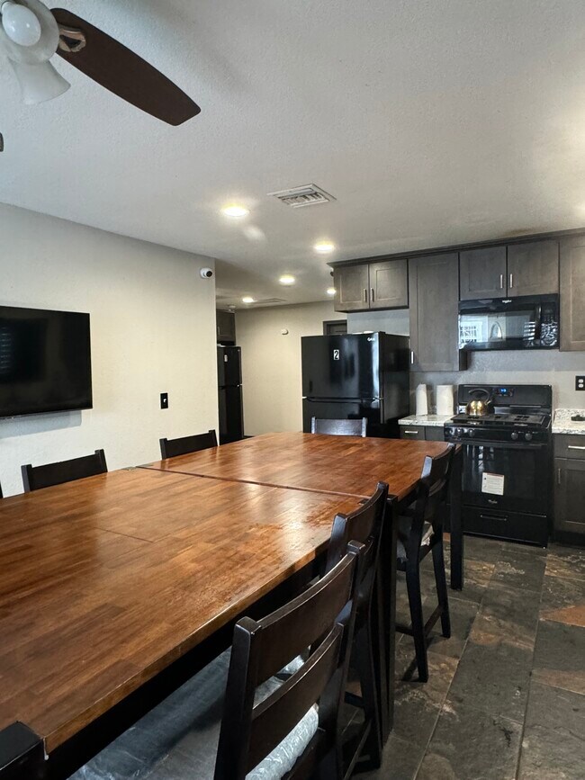 Building Photo - 130 W 106th St