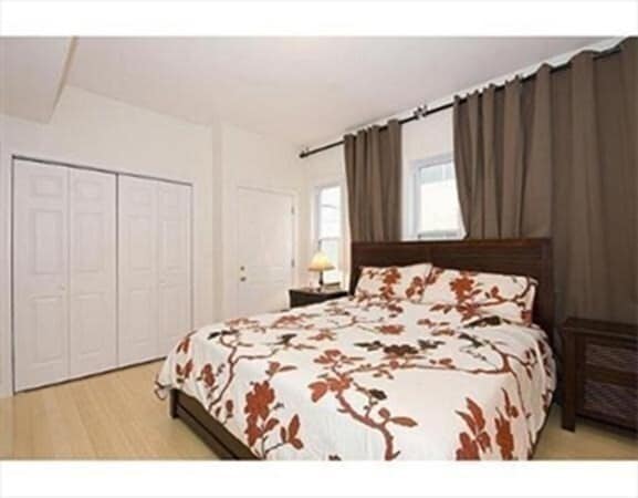 Building Photo - 582 Putnam Ave