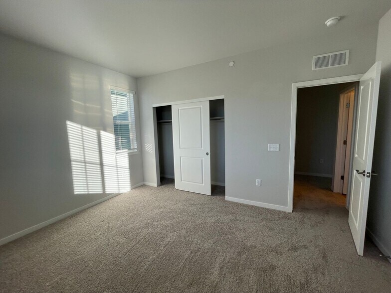 Building Photo - 1361 Brookfield Pl