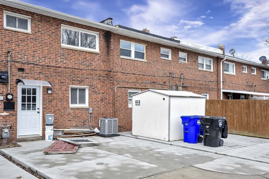 Building Photo - 5983A Glenway Dr