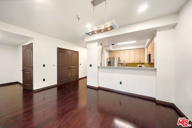 Building Photo - 520 S Kingsley Dr
