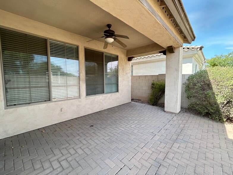 Building Photo - 300 W Wisteria Pl