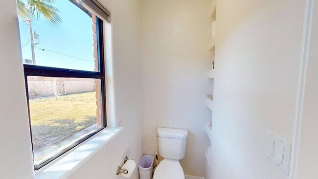 Building Photo - 3-Bedroom/2.5-Bathroom in Alamogordo, NM