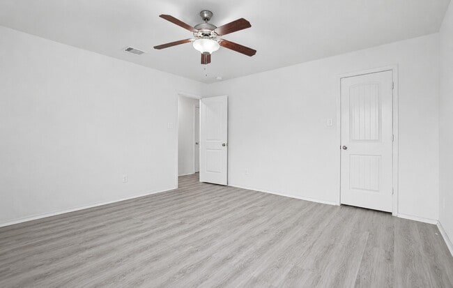 Building Photo - 166 Meadow Grove Dr