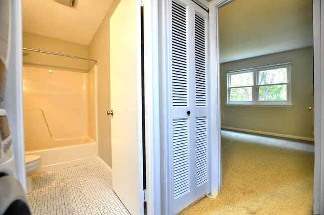 Building Photo - 710 Twin Circle Dr