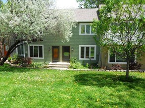 Building Photo - Three bedroom on Broadway in N. Boulder
