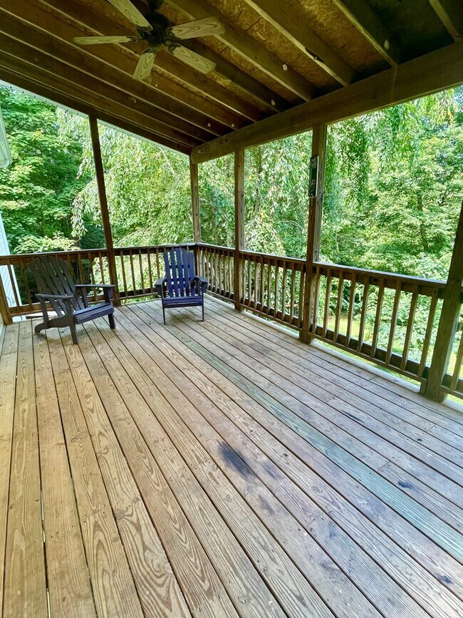 Building Photo - 3 Bed, 2.5 Bath Home For Rent in Fairview