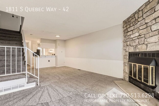 Building Photo - Freshly updated 2 Bed Townhome