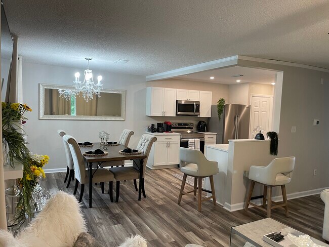 Dining area and kitchen - 208 Twin Lakes Ln