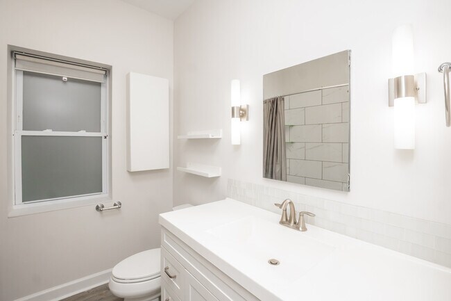 Building Photo - 2136 N Avers Ave