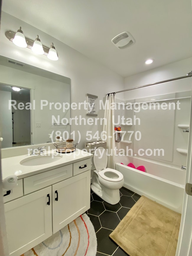 Building Photo - 3 Bed 3.5 Bath Layton Townhome Coming Soon!
