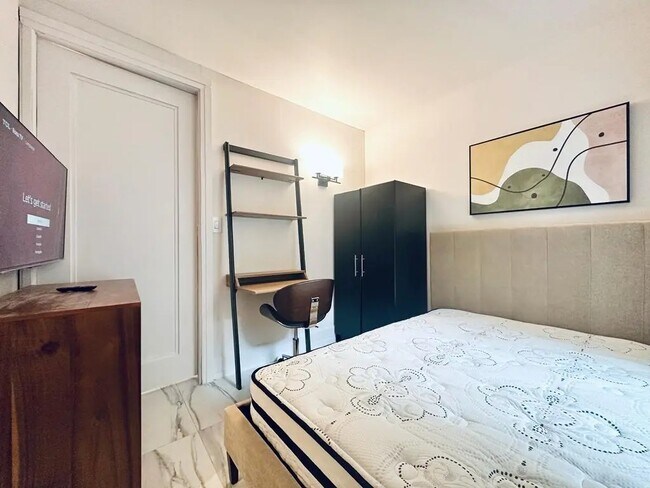 Building Photo - Furnished room/NOT APARTMENT