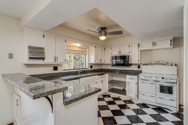 Building Photo - Great East Side Location 4 Bed/2 Bath Home