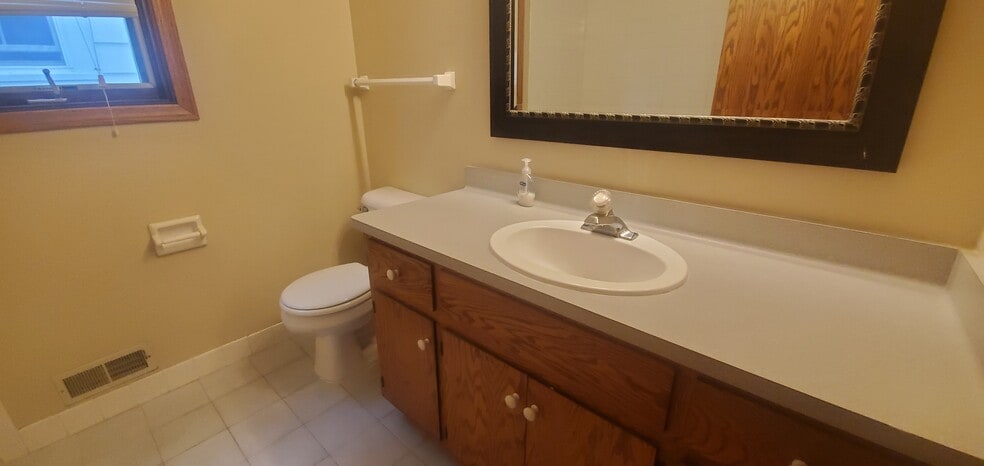 Building Photo - 2425 S 75th St