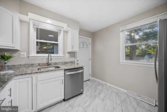 Building Photo - 9109 Pinehurst Dr