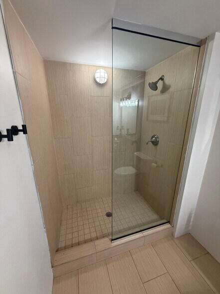 Shower - 360 W Pershing Rd