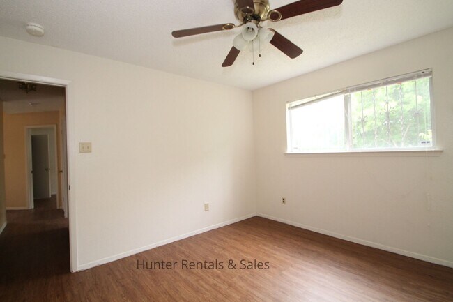 Building Photo - Dreamy Three-Bedroom - 1st month free with...