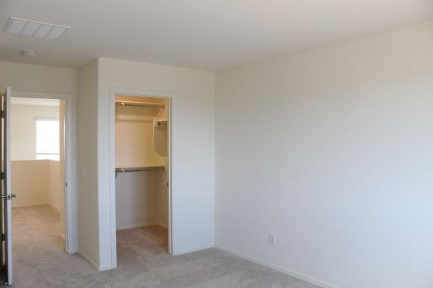 Building Photo - "Spacious 4-Bedroom with 2.5 Baths availab...