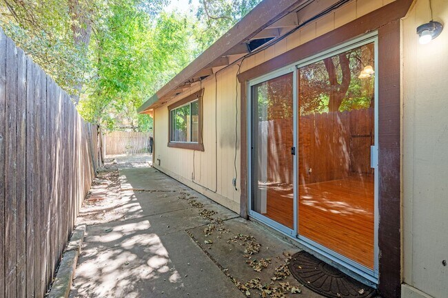 Building Photo - 4830 Suncrest Way