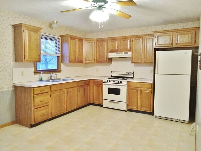 Building Photo - 2 Bed / 1-1/2 Bath Single Family Home Townhome