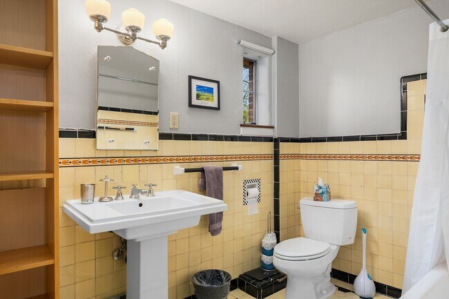 Building Photo - $2000 OFF 1 Months Rent with a Lease Start...