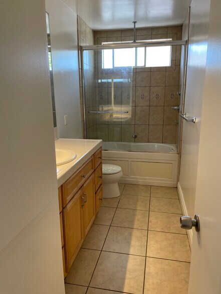Second floor shower/tub - 1436 Harvard St