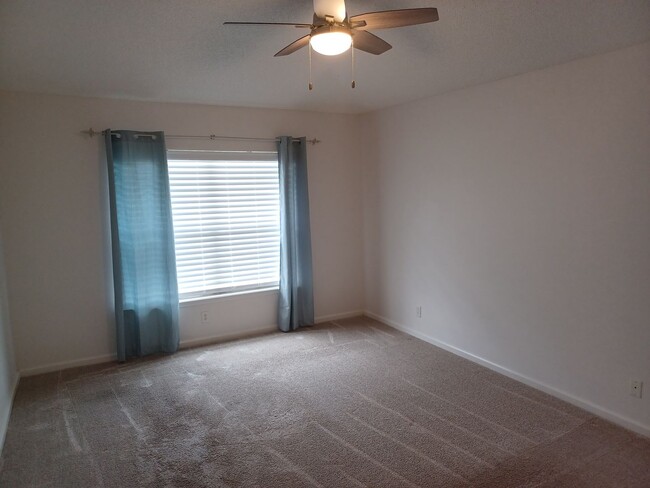 Building Photo - Large 3 BR 2 BA Rental in Desirable Area