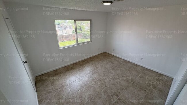 Building Photo - 2 bedroom 1.5 bathroom townhome (Move In Special Available OAC)