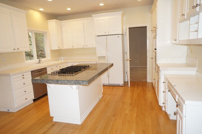 Building Photo - NW Portland Forest Heights Beauty. Flat backyard!