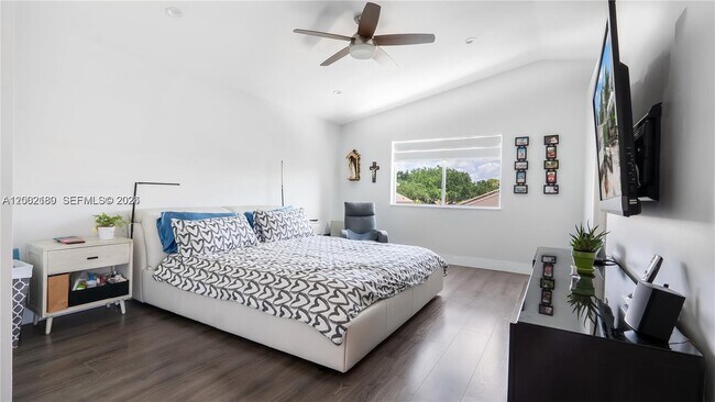 Building Photo - 321 SW 194th Ave