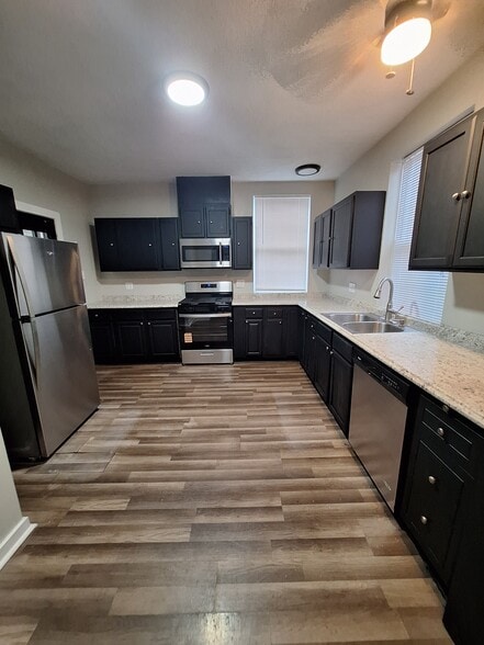 Building Photo - 627 E 7th Ave