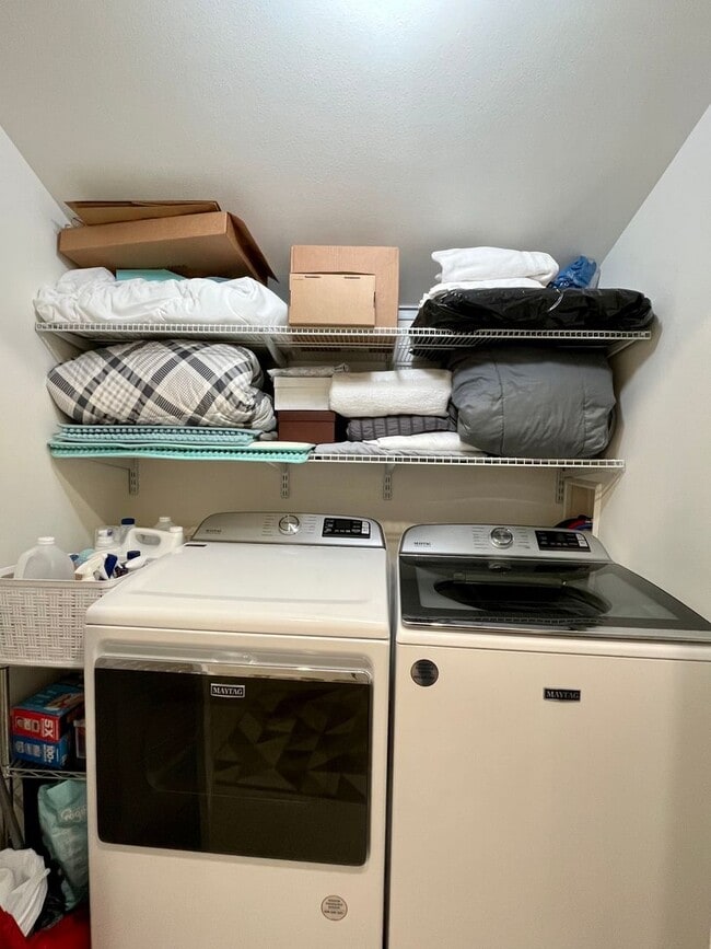 Building Photo - Beautiful efficiency apartment with balcony near UAF