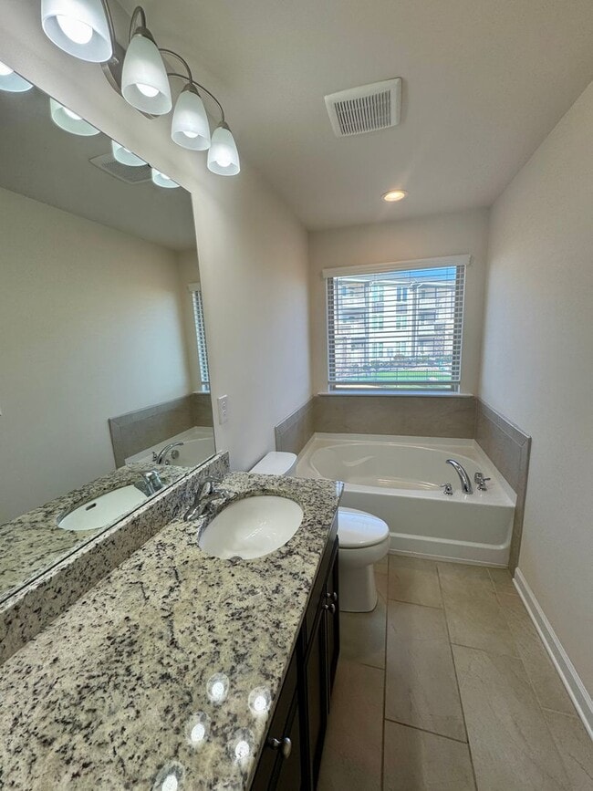 Building Photo - Beautiful Well Maintained Townhouse in Berewick