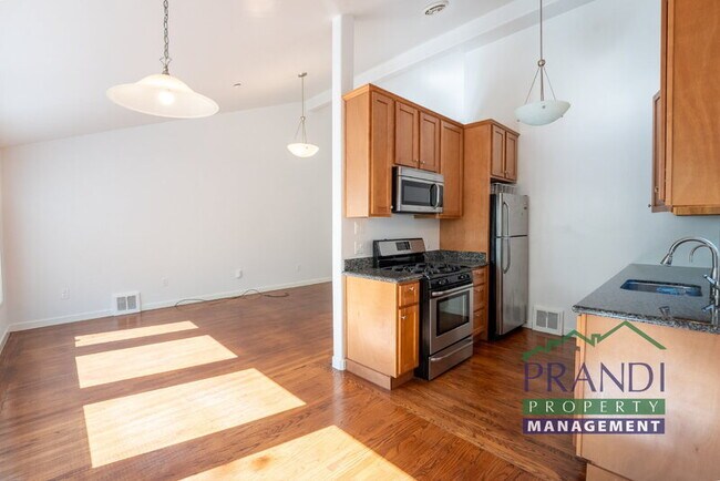 Building Photo - 325 Montecito Dr