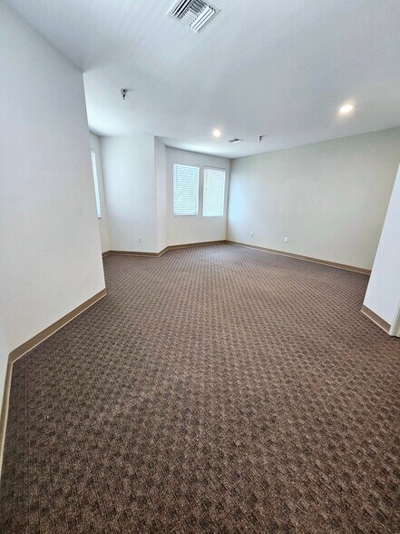 Building Photo - 605 E Alvarado St