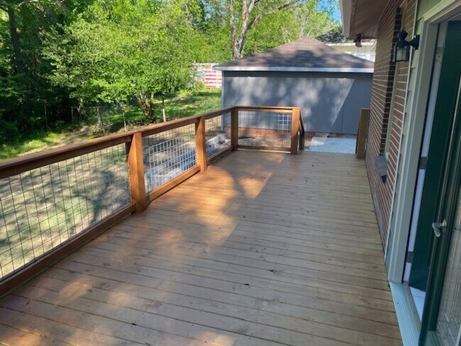 Building Photo - Stunning Executive Rental
