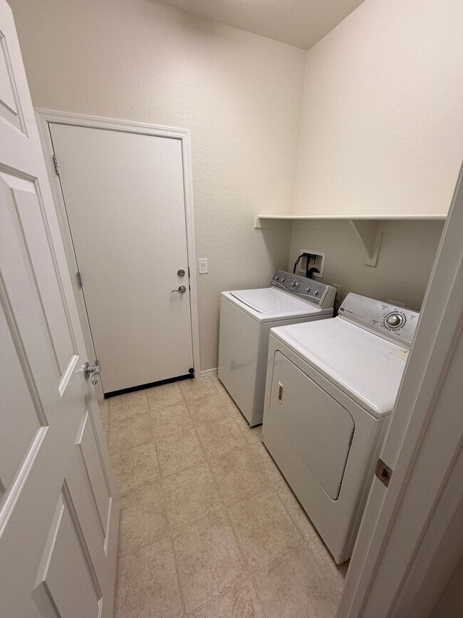 Building Photo - Live the Anthem Lifestyle! 3 Bed Home + Resort-Style Amenities