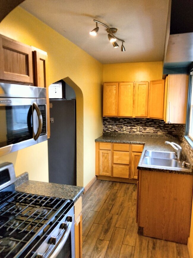 Building Photo - 9-11 Jones St.