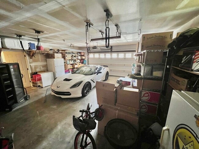 Building Photo - Beautiful Custom 3bd 2.5 bath Hardwood in ...