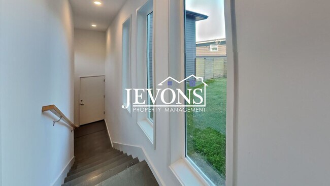 Building Photo - 5BR/4.5BA House in Seattle -- Available Now!